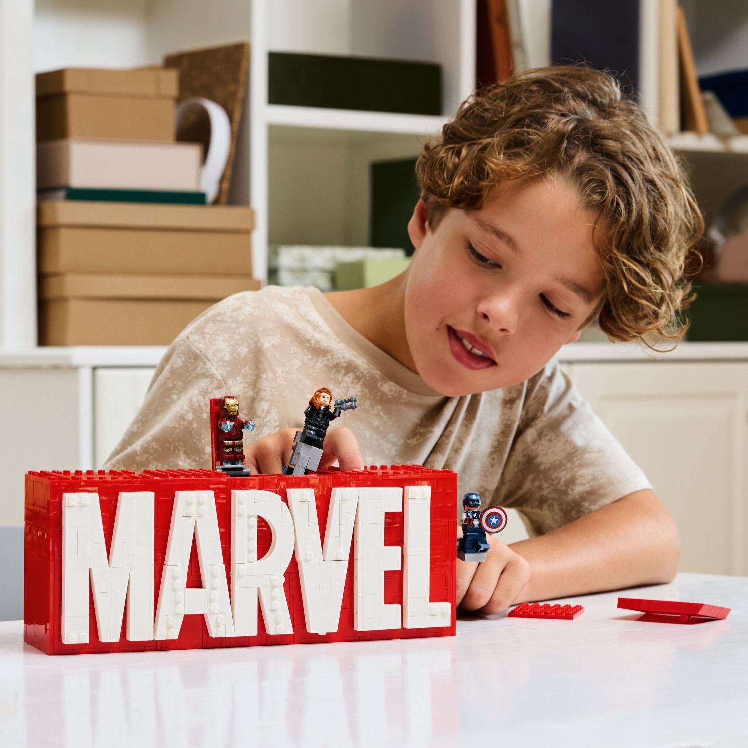 LEGO Super Heroes Marvel: MARVEL Logo & Minifigures